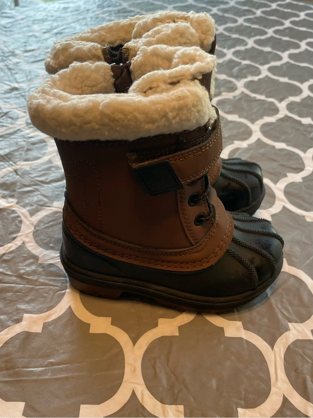 Cat and jack toddler size 6 Kids Brown and Black Winter Boots Faux Lining